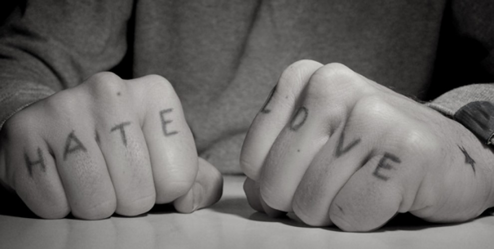 Wertschätzen bedeutet, sich selbst und andere anzuerkennen, unabhängig erbrachter Leistungen oder Fähigkeiten. Im Wort Wertschätzung stecken Wert und Schatz. Beide Wörter zeigen eine besondere Bedeutung. Wer jemanden wertschätzt, zollt ihm Respekt.